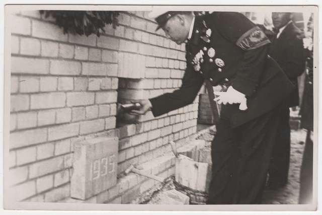 Nõmme VTÜ esimees dr Aleksander Vastalu uuele pritsimajale nurgakivi asetamas