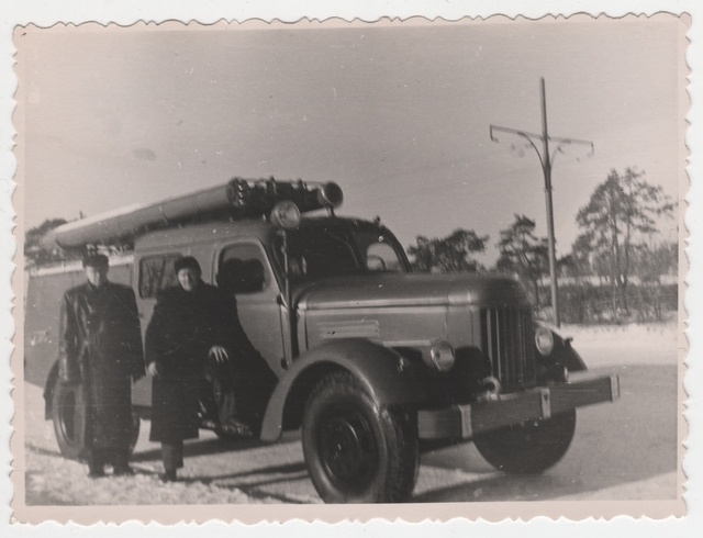 Tuletõrjeautot toomas, Arnold Kiin ja Karl Lepist auto juures