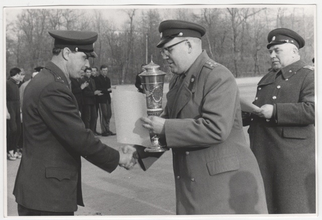 Auhinna üleandmine tuletõrje teatejooksu võitnud meeskonna esindajale