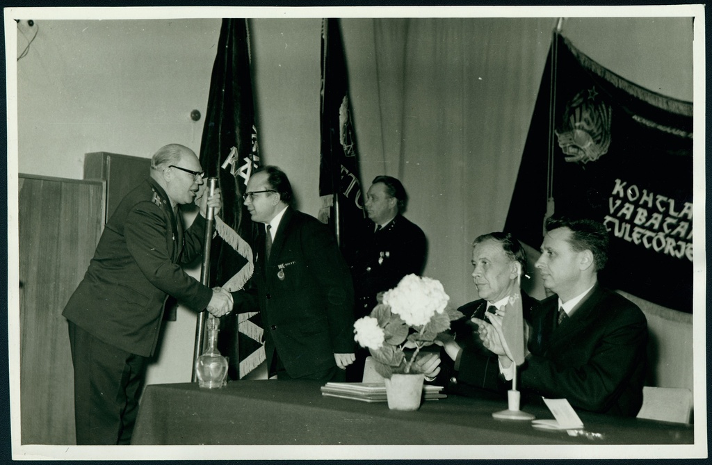 Sotsialistliku võistluse võitja lipu üleandmine Kohtla-Järve TK sekretärile