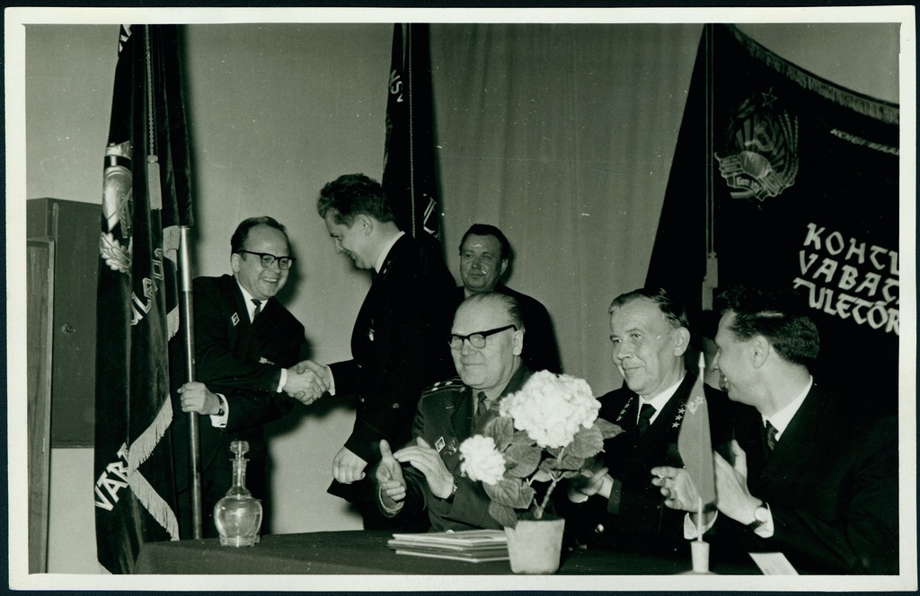 Sotsialistliku võistluse võitja lipu üleandmine  Kohtla-Järvel Tuletõrjeühingule