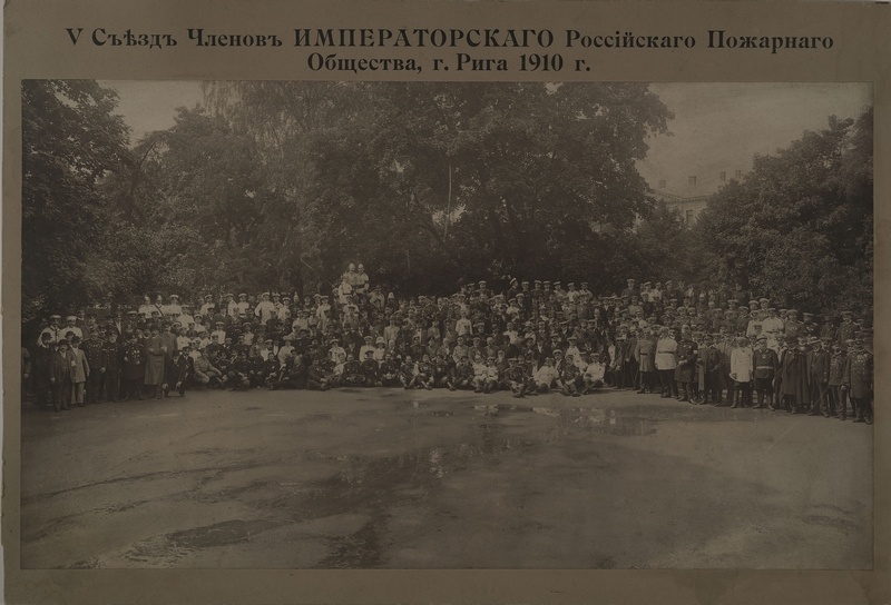 Vene Keiserliku Tuletõrje Ühingu V kongressist osavõtjad Riia kesklinna pargis