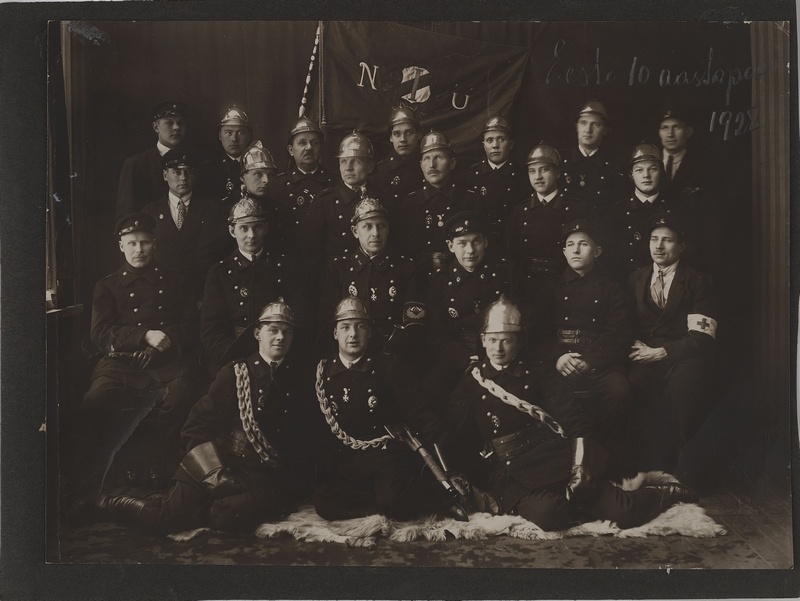 Nõmme VTÜ liikmed lipuga