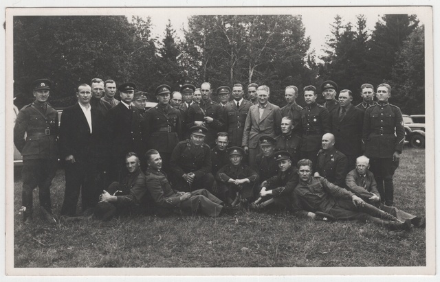 Sõjaväevormis ja erariides mehed Oru lossi pargis