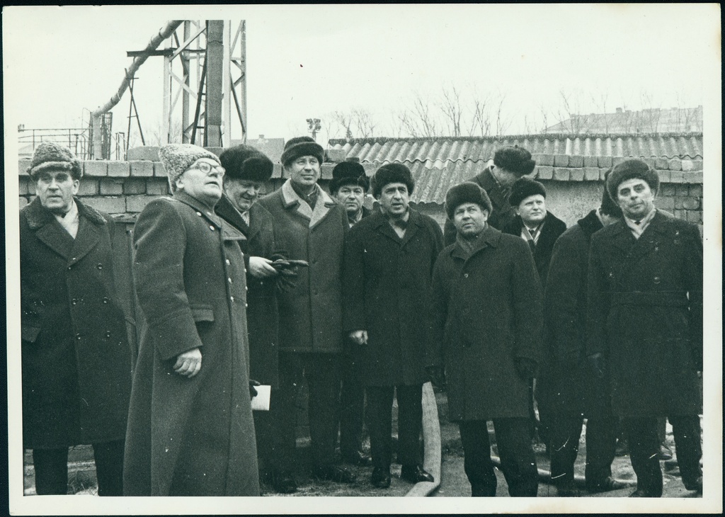 Tuletõrjeõppusi jälgiv grupp juhtivtöötajaid tootmiskoondis Ookean naftabaasis