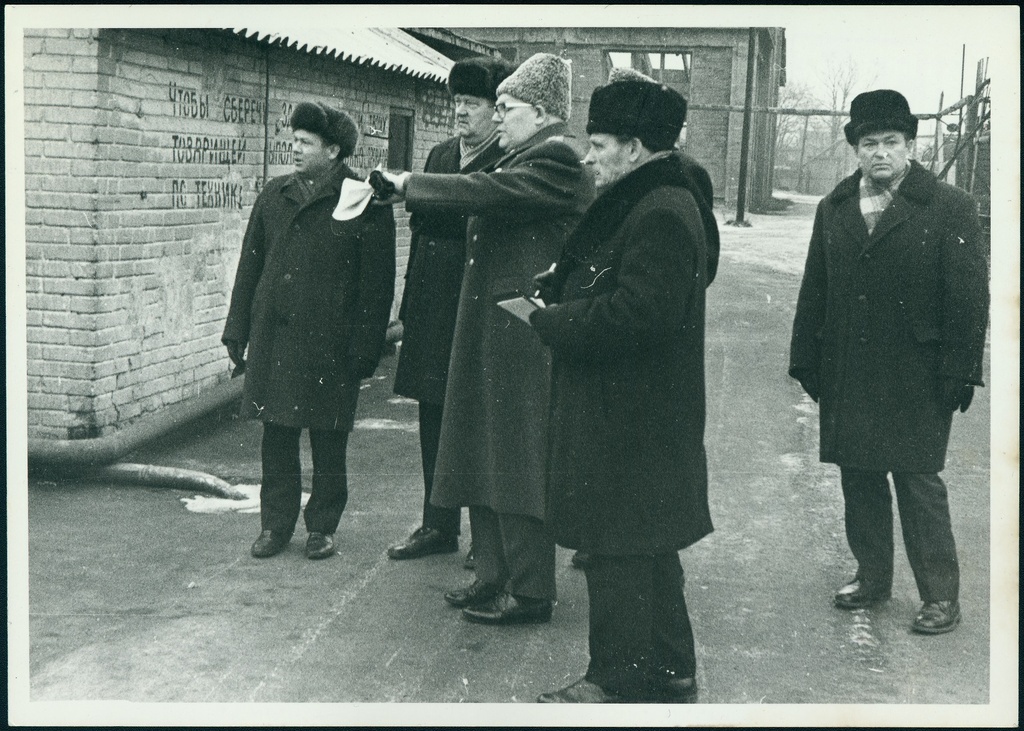 Tuletõrjeõppusi jälgiv grupp juhtivtöötajaid  tootmiskoondis Ookean naftabaasis