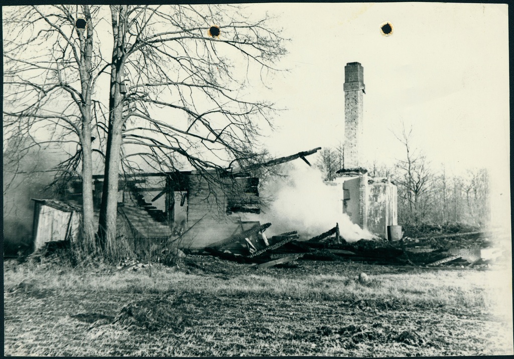 Põlenud hoone varemed