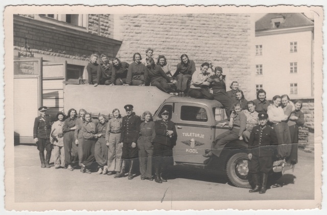Tuletõrjekooli naiskursandid kooli auto juures