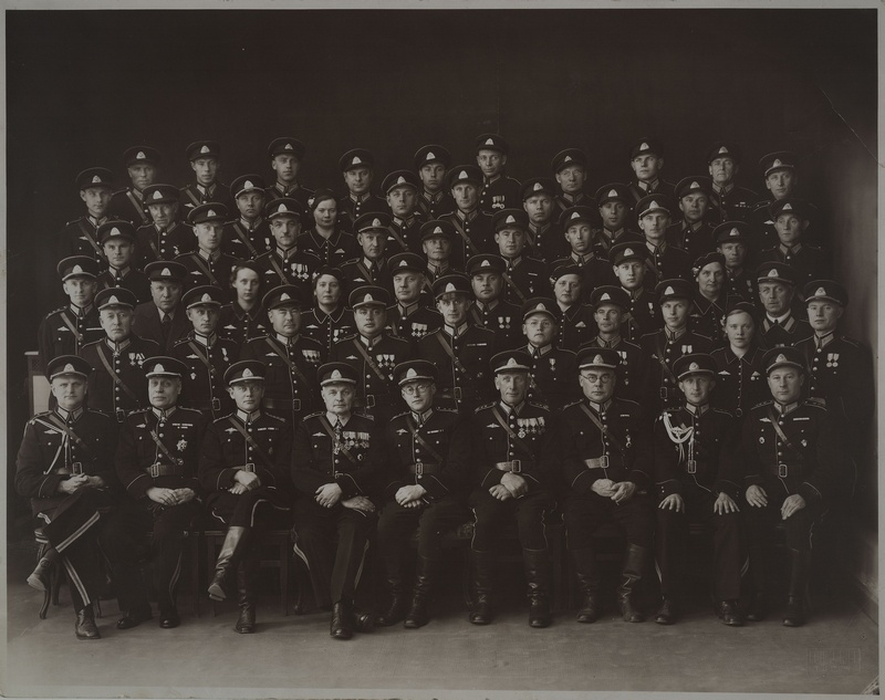 Viljandi VTÜ pealikud paraadmundrites