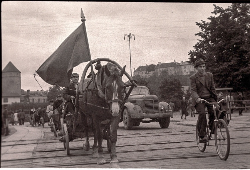 Tallinn, hobuvankrid ja auto ületamas trammiteed.