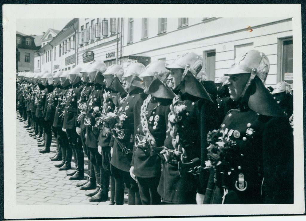 Tuletõrjujate rivi paraadil