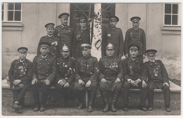 Tartu VTÜ korrapidajate jaoskonna liikmed lipuga