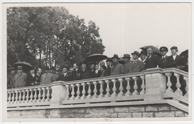 Nõmme VTÜ liikmed koos Tallinna Loomakaitse Seltsi liikmetega Kadrioru lossi juures