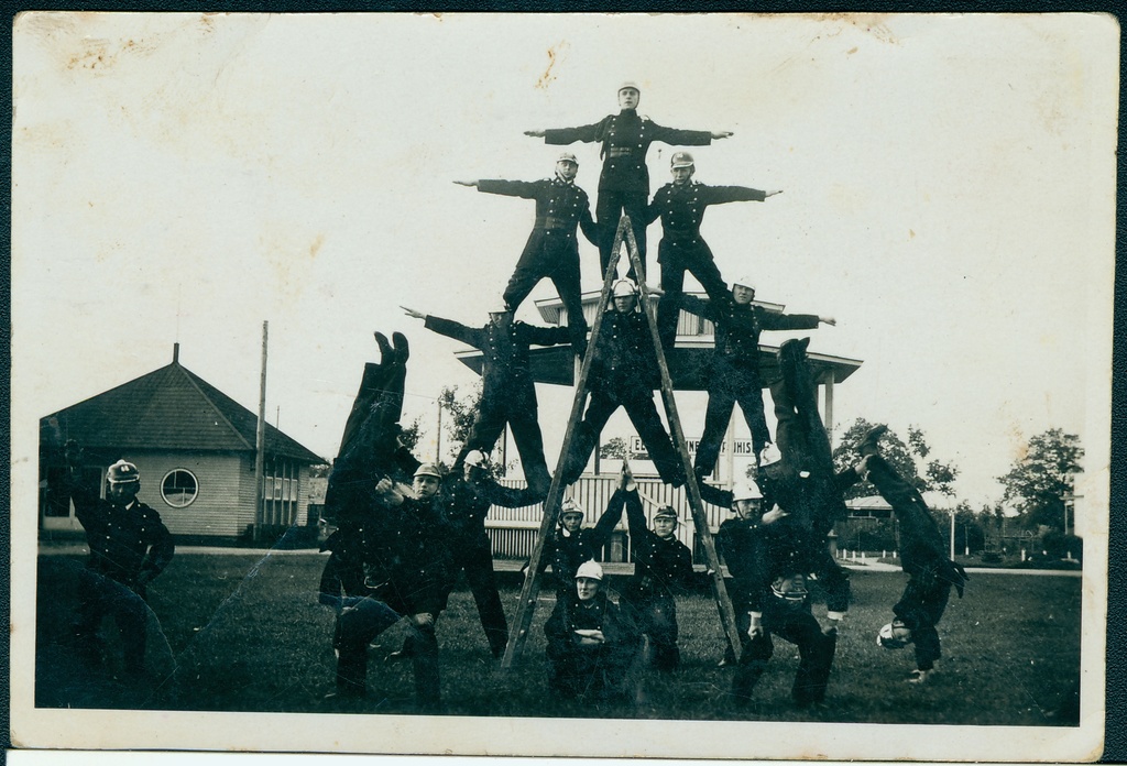 Tartu VTÜ spordirühm püramiide esitamas
