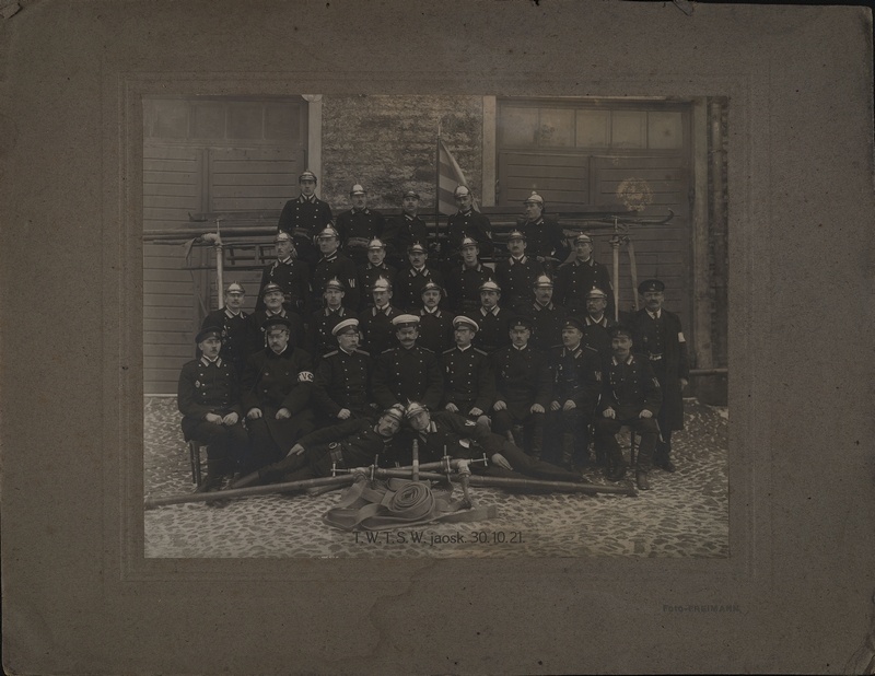 Tallinna VTS veemuretsejate jaoskond oma töövahendite ja lipuga