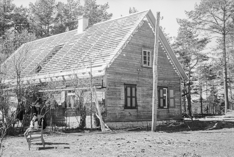 Elo Kurvits istumas ehitatava maja juures