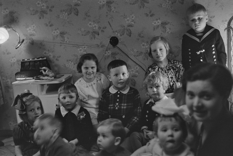 Elo Kurvits laste seas ülevalt paremal teine