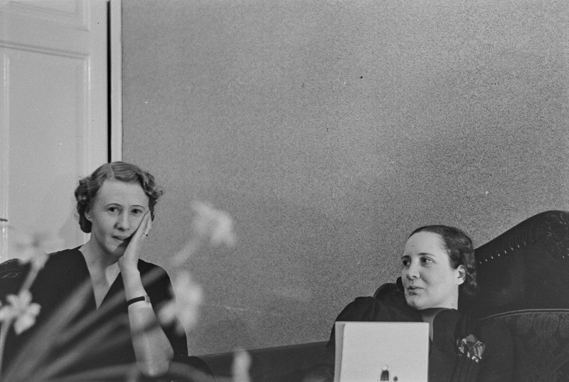 Selma Kurvits vasakul