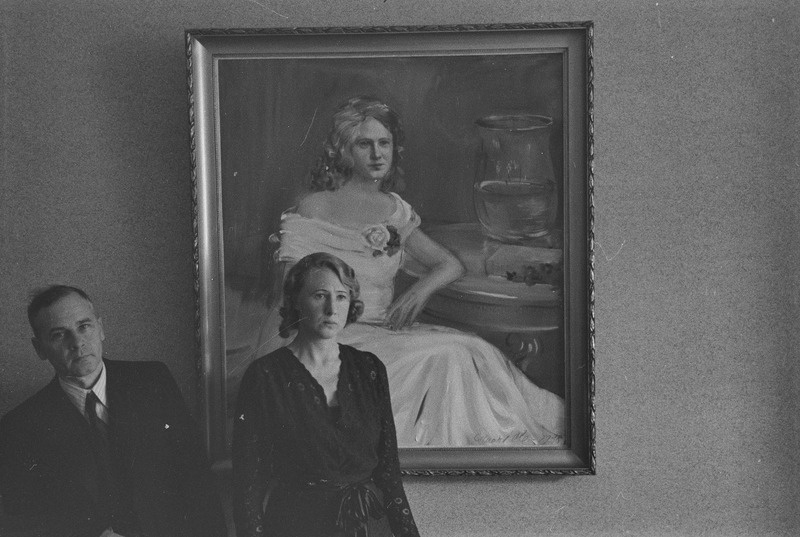 Peeter Kurvits ja Selma Kurvits, seinal Eduard Ole maal "Selma Kurvits", 1938