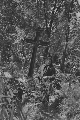 Friedebert Tuglase ema Leena Mihkelson kalmistul, 1938  similar photo