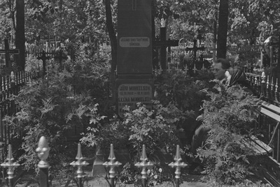 Friedebert Tuglas emaga isa hauasamba kõrval istumas, 1938  similar photo