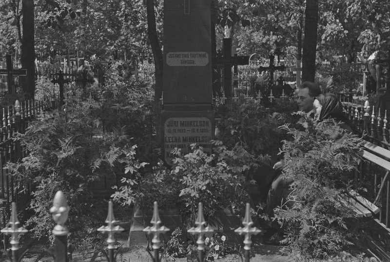 Friedebert Tuglas emaga isa hauasamba kõrval istumas, 1938