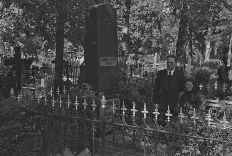 Friedebert Tuglas emaga isa hauasamba kõrval, 1938