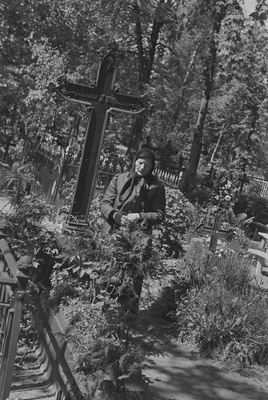 Friedebert Tuglase ema Leena Mihkelson kalmistul, 1938  duplicate photo