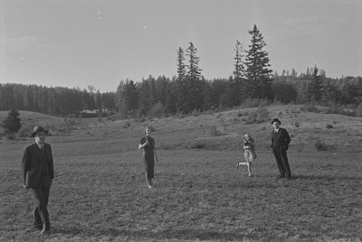 Peeter Kurvits, Elo Tuglas, Elo Kurvits ja Friedebert Tuglas Vastseliinas, 1938  duplicate photo