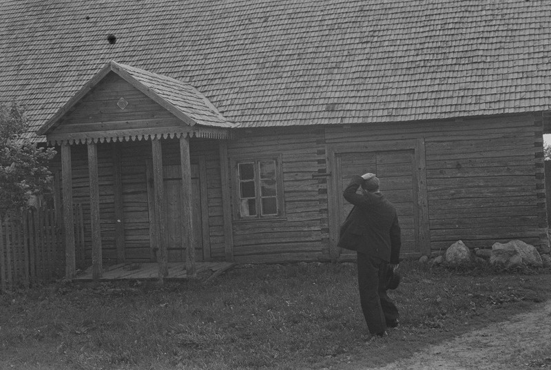 Friedebert Tuglas 1938. aastal Karilatsis maja ees, milles ta on elanud