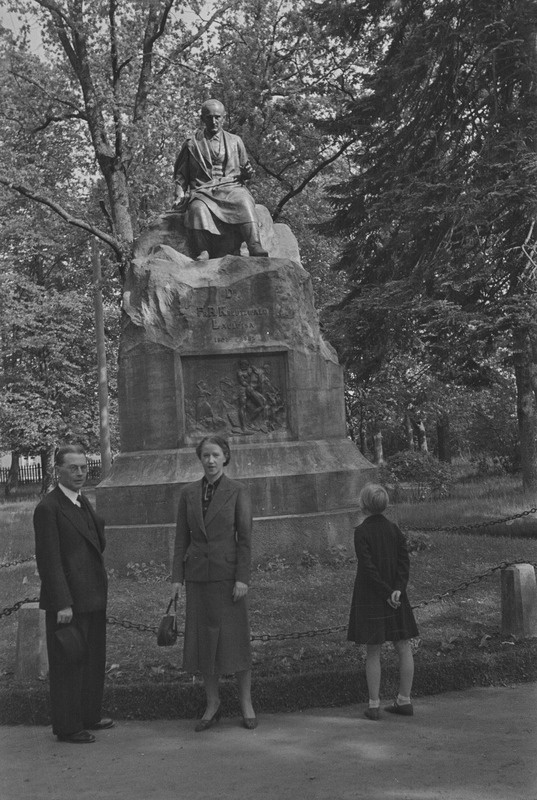 Friedebert Tuglas, Elo Tuglas ja Elo Kurvits Võrus Fr. R. Kreutzwaldi monumendi ees, 1938