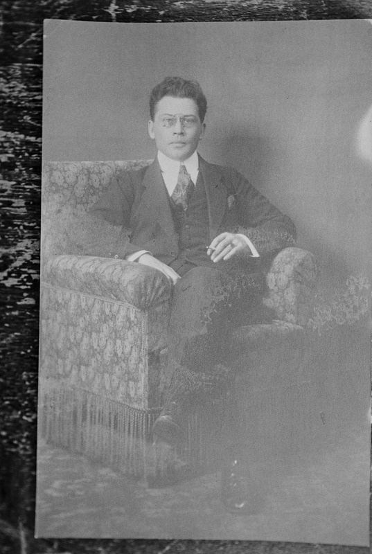 Friedebert Tuglas tugitoolis istumas ja suitsetamas, 1920