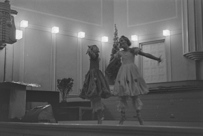 Elo Kurvits lapsena esinemas  similar photo