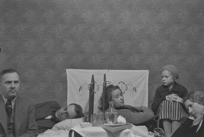 Peeter Kurvits, Friedebert Tuglas, Elo Tuglas, Elo Kurvits, Selma Kurvits Soomes 1938  similar photo
