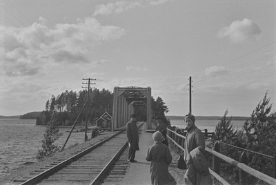 Friedebert Tuglas, Elo Kurvits, Peeter Kurvits ja Elo Tuglas Soomes Punkasalmi sillal, 1938  duplicate photo