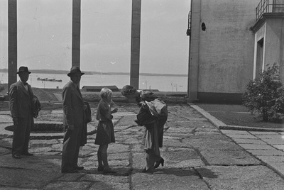 Friedebert Tuglas, Peeter Kurvits, Elo Kurvits, Elo Tuglas Soomes Viiburi kunstimuuseumi õuel, 1938  similar photo