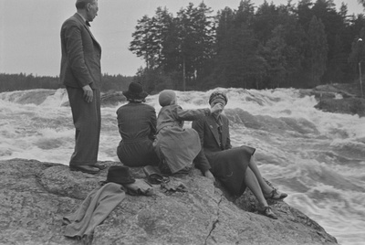 Friedebert Tuglas, Selma Kurvits, Elo Kurvits ja Elo Tuglas Soomes Vallinkoskil, 1938  similar photo