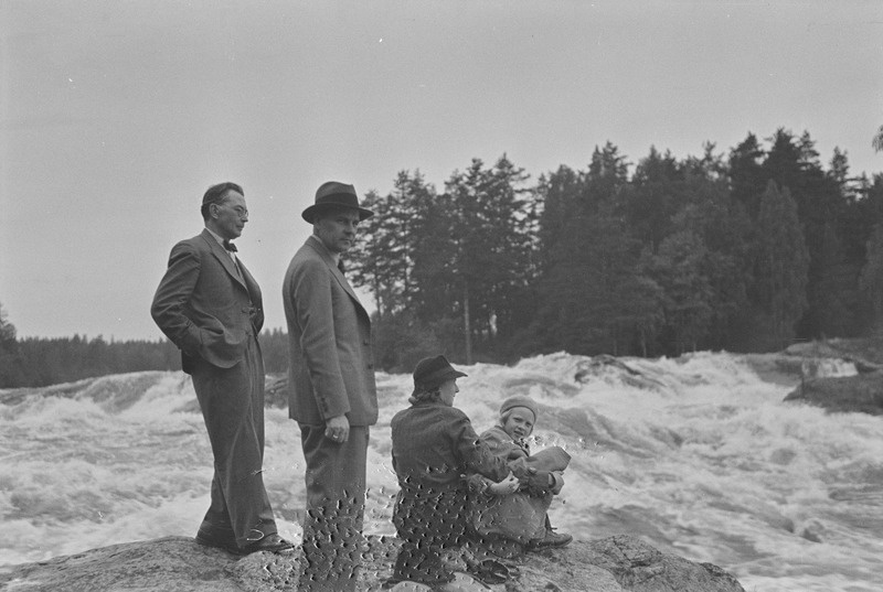 Friedebert Tuglas, Peeter Kurvits, Selma Kurvits ja Elo Kurvits Soomes Vallinkoskil, 1938