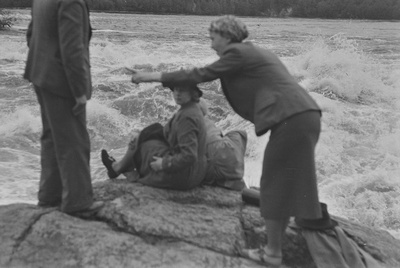 Selma Kurvits, Elo Kurvits ja Elo Tuglas Soomes Vallinkoskil, 1938  similar photo