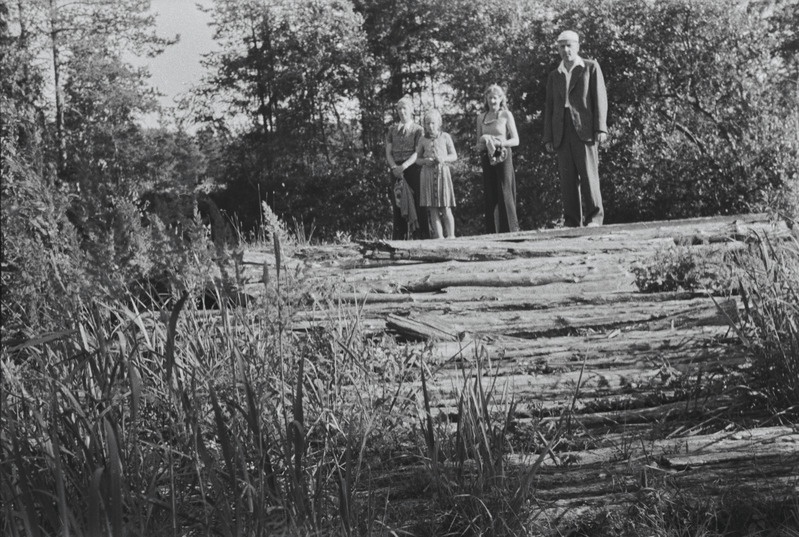 Elo Tuglas, Elo Kurvits, Selma Kurvits ja Peeter Kurvits Vääna-Jõesuus, suvi 1938