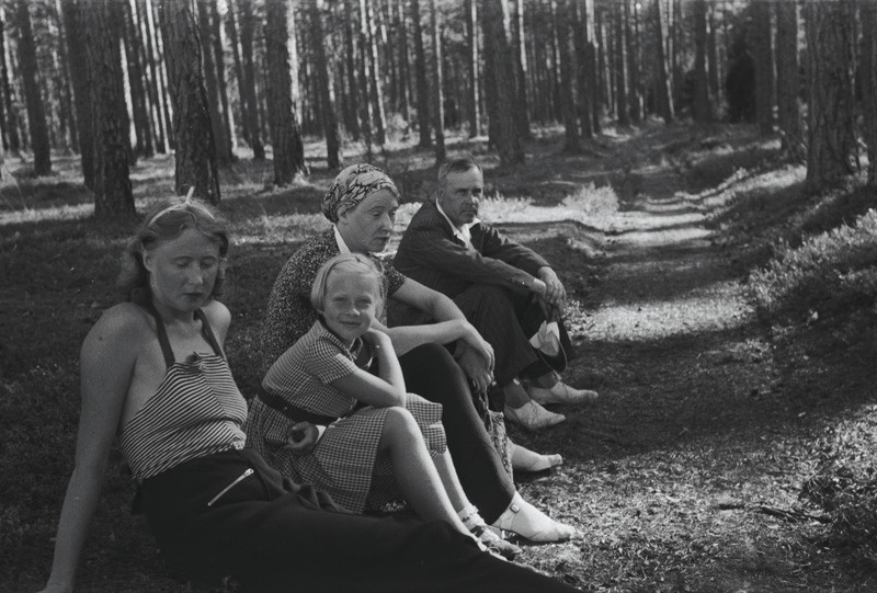 Selma Kurvits, Elo Kurvits, Elo Tuglas ja Peeter Kurvits Vääna-Jõesuus, suvi 1938