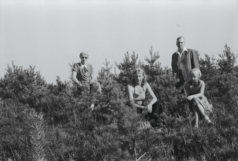 Elo Tuglas, Selma Kurvits, Peeter Kurvits ja Elo Kurvits Vääna-Jõesuus, suvi 1938
