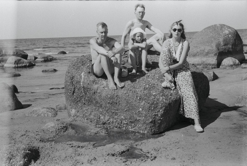 Peeter Kurvits, Friedebert Tuglas, Elo Kurvits ja Selma Kurvits Vääna-Jõesuus, suvi 1938