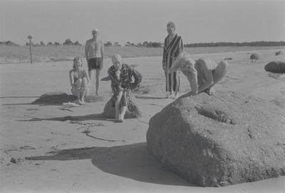 Selma Kurvits, Peeter Kurvits, Elo Tuglas, Friedebert Tuglas ja Elo Kurvits Vääna-Jõesuus, suvi 1938  duplicate photo