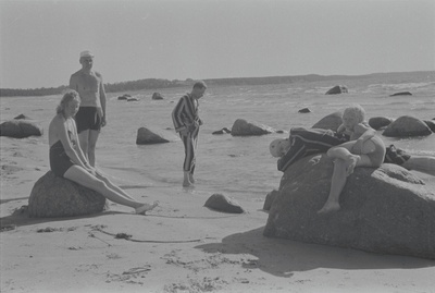 Selma Kurvits, Peeter Kurvits, Friedebert Tuglas, Elo Tuglas ja Elo Kurvits Vääna-Jõesuus, suvi 1938  similar photo