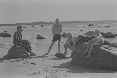 Friedebert Tuglas, Peeter Kurvits, Selma Kurvits, kivil Elo Tuglas ja Elo Kurvits Vääna-Jõesuus, suvi 1938  similar photo