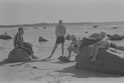 Friedebert Tuglas, Peeter Kurvits, Selma Kurvits, kivil Elo Tuglas ja Elo Kurvits Vääna-Jõesuus, suvi 1938  duplicate photo