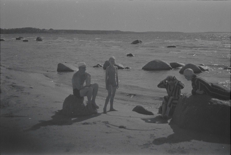 Peeter Kurvits, Elo Kurvits, Friedebert Tuglas ja Elo Tuglas Vääna-Jõesuus, suvi 1938