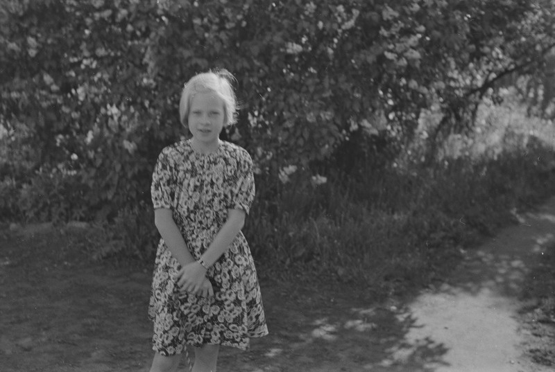 Elo Kurvits aias, juuni 1938