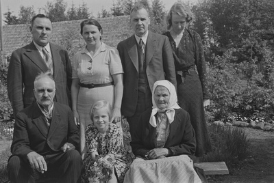 Peeter Kurvits sugulaste keskel, juuni 1938  similar photo